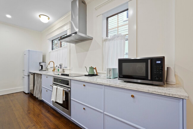 Building Photo - 211 W 40th St
