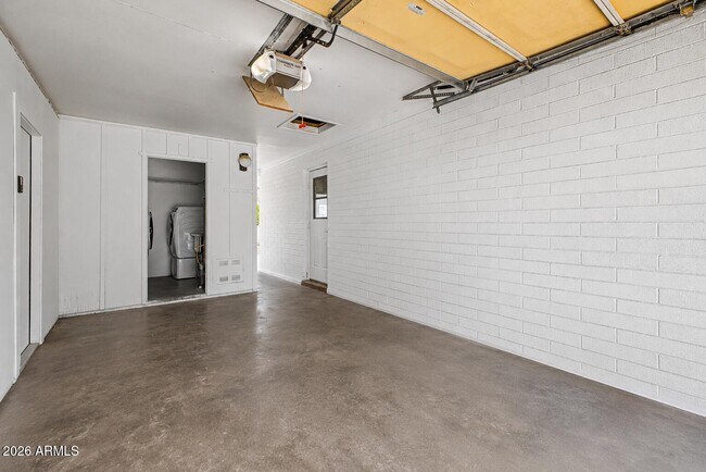Building Photo - 2526 W Orchid Ln
