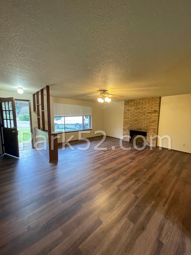 Building Photo - 3 Bedroom Rambler in Lakewood!