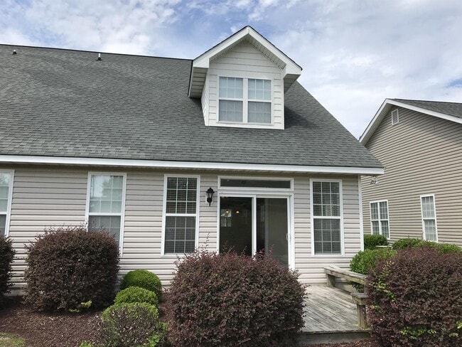 Building Photo - 539 Village Green Dr