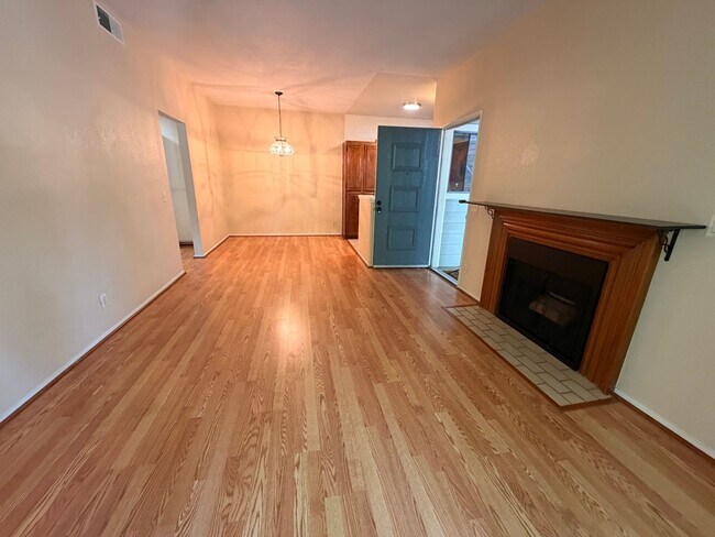 Building Photo - LARGE SECOND FLOOR CONDO UNIT IN FREMONT!