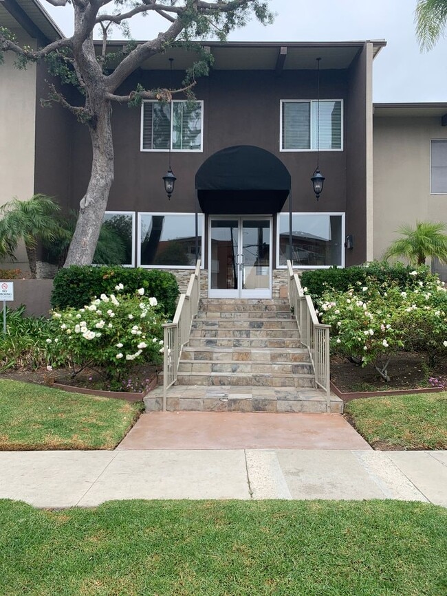 Building Photo - 2 Bedroom 2 Bath Condo with Pool and Hot T...