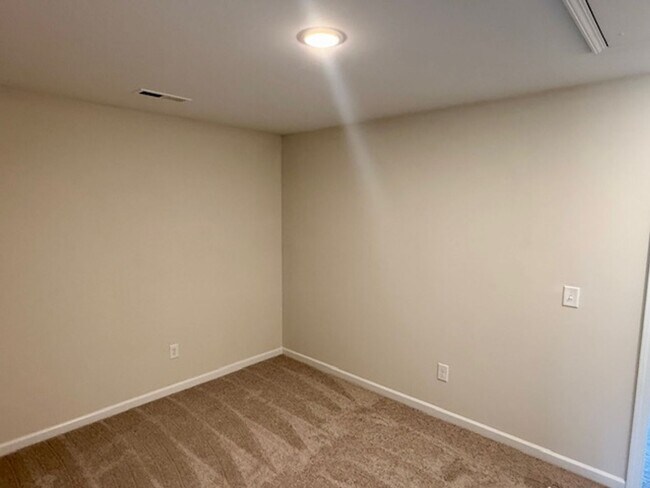 Building Photo - Two bedroom, 2.5 bath townhome in Whitsett