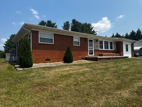 Building Photo - Move in special - 3 bedroom/2 bath brick h...