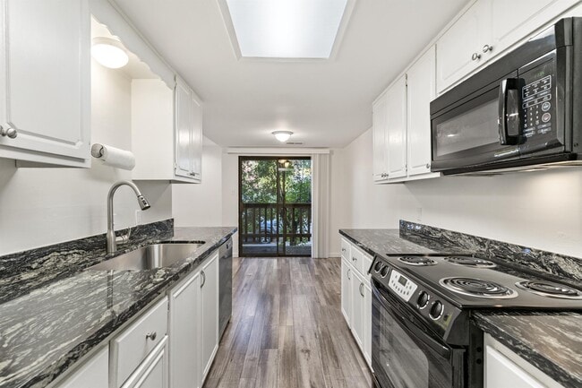 Building Photo - 302 Pleasant St