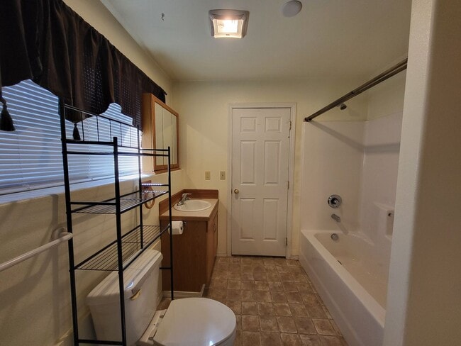 Building Photo - 1872 Alder Ave