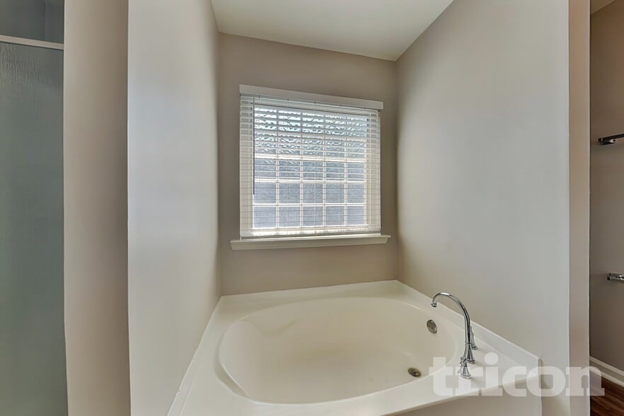 Building Photo - 2120 Clear Brook Dr