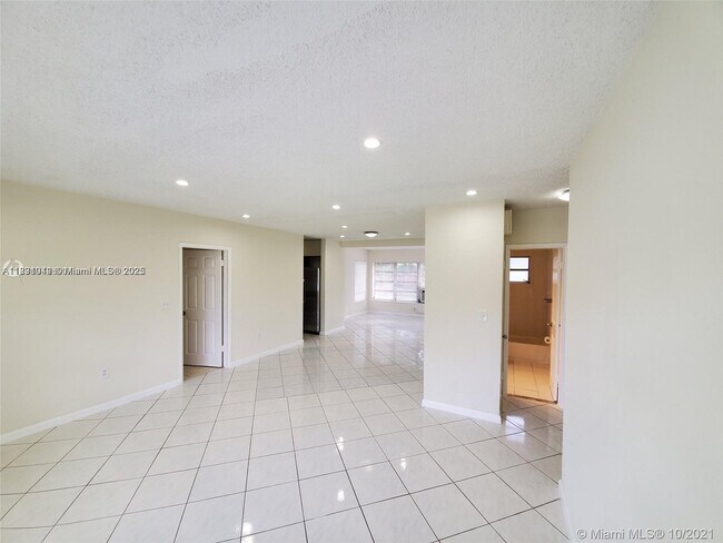 Building Photo - 1630 NE 157th Ter