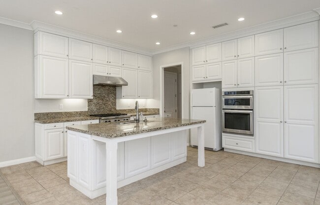 Building Photo - FOR RENT 4BD/3.5 BA/2Garage/Single Family ...