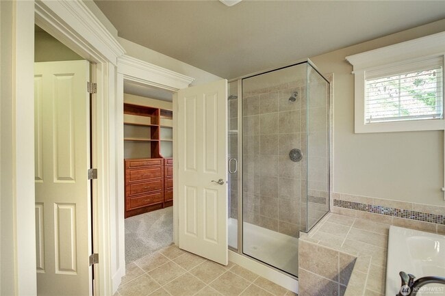 Building Photo - 3Bd/2.75Ba Issaquah Home