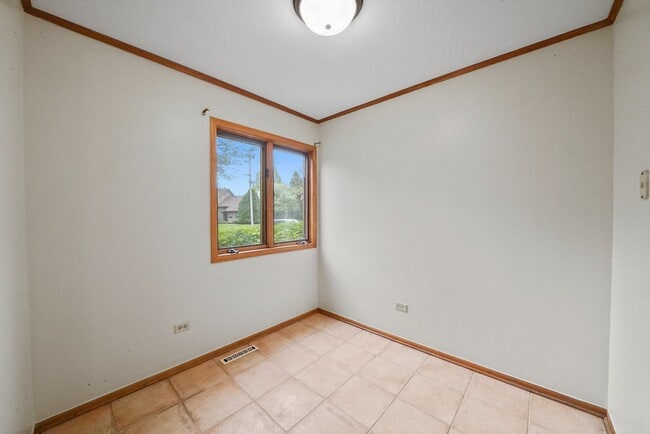 Building Photo - 2 Bed+1 Room in the Basement/1.5 Bath Townhouse