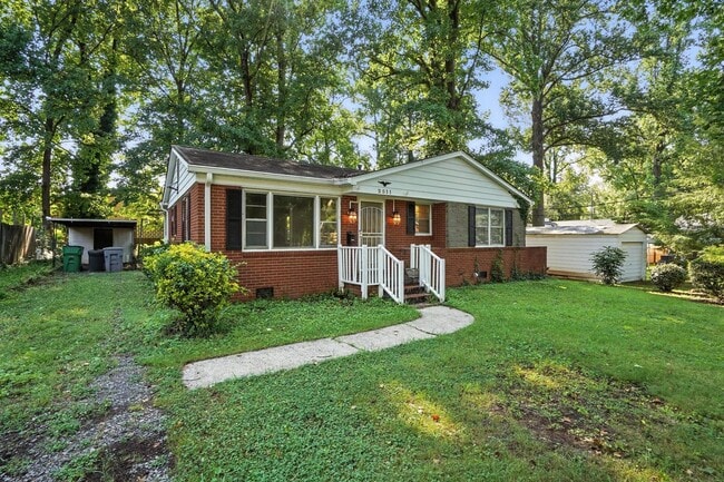 Building Photo - Charming Brick Ranch in Popular Oakhurst