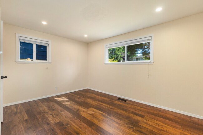 Building Photo - Light-Filled 3BR Home w/ Large Fenced in Yard
