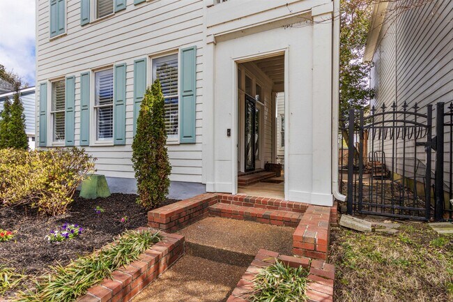 Building Photo - 948 River Breeze Dr