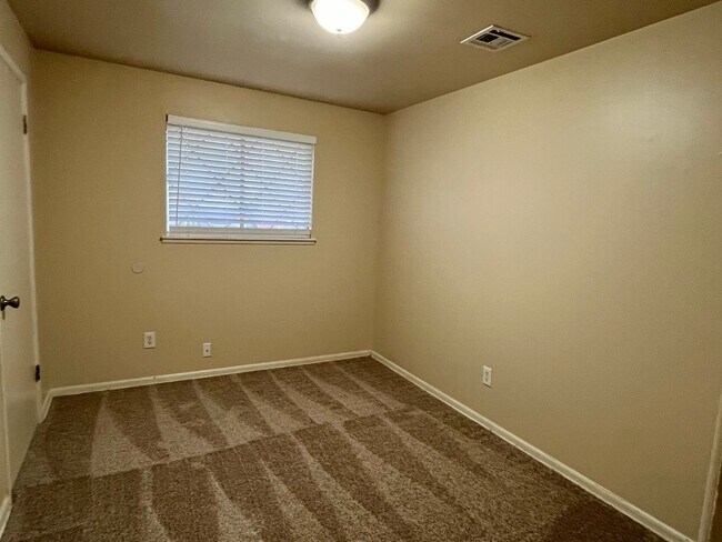 Building Photo - Charming Moore Home with Big Backyard!