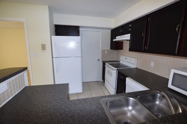 Building Photo - 2 Bedroom, 2 Bath Condo at 4627 Cason Cove...