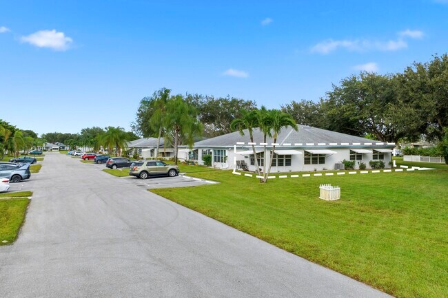 Building Photo - 1167 S Drive Cir