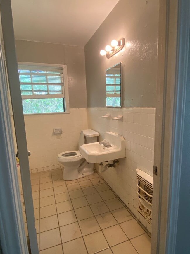 Building Photo - 2 bedroom One Bath Home For Rent