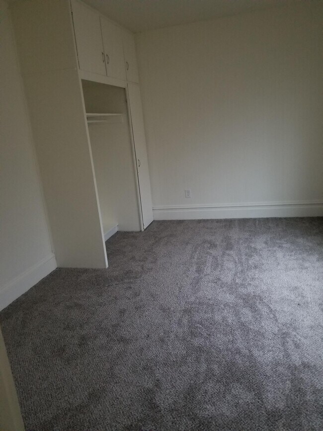 Building Photo - 10 N Touchet St