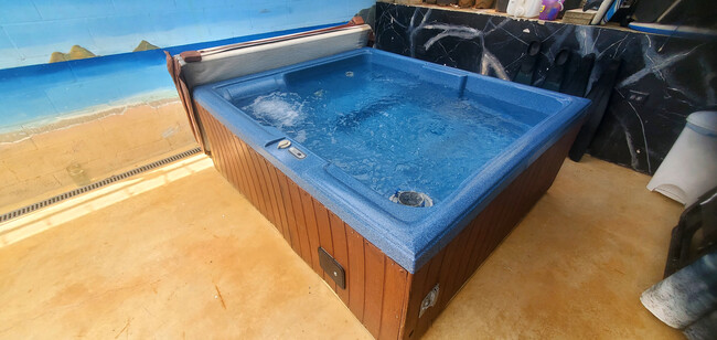 Hot-tub can go up to 104 degrees and well maintained. Surrounded by murals, 2 mini fridges and a TV - 45-217 Lilipuna Rd