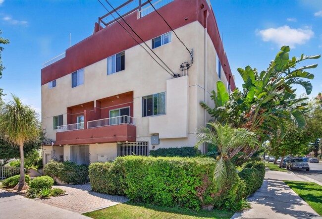 Building Photo - 18358 Saticoy St