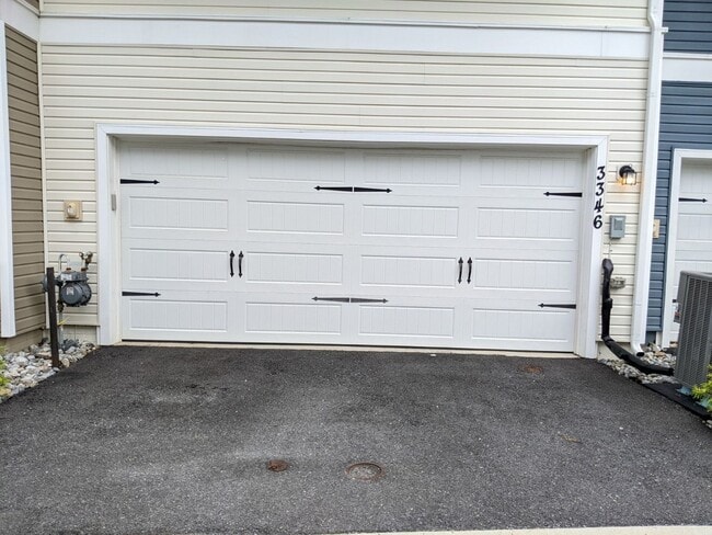 Building Photo - Gorgeous Newer Build (2019) 4 level townho...