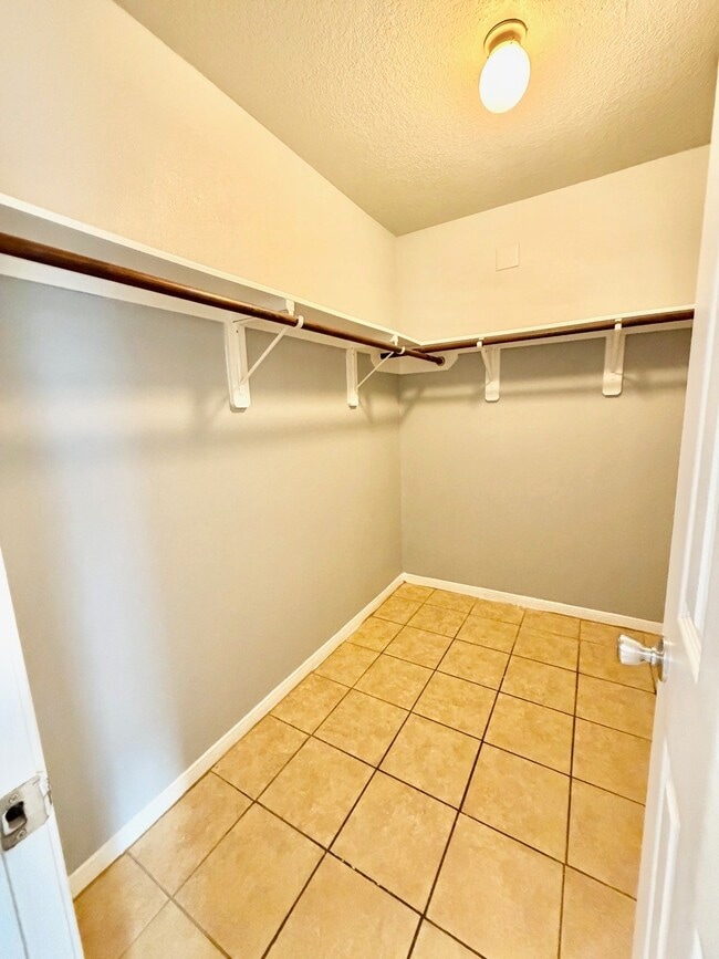 Building Photo - 3203 Barkers Crossing Ave