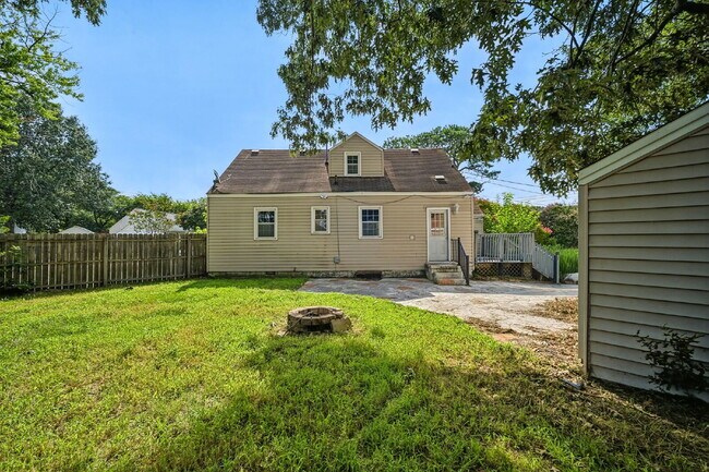 Building Photo - RARE FIND-4 BEDROOMS, 2 BATHROOMS, FENCED BACK YARD and GARAGE-PETS!!
