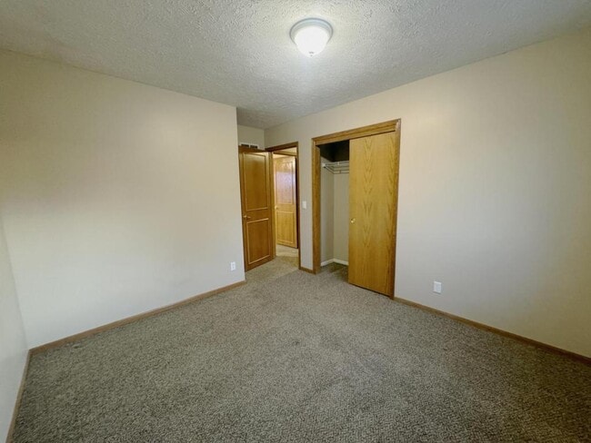 Building Photo - 2107 Queen Dr