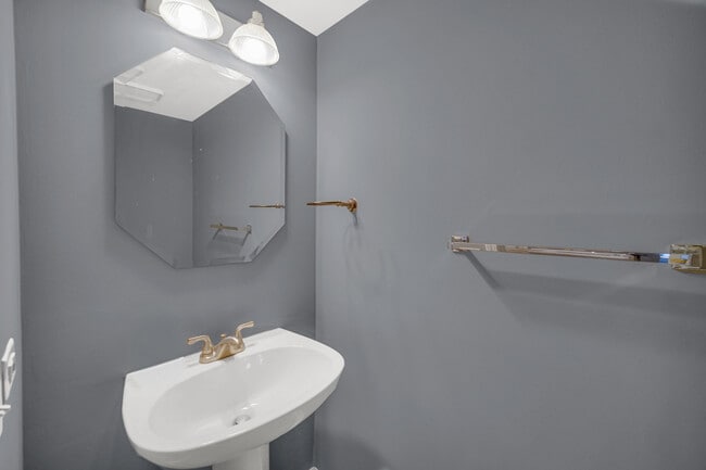 Building Photo - 439 Valley Forge Ct