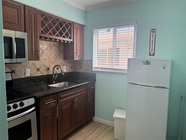 Building Photo - 323 Monroe St