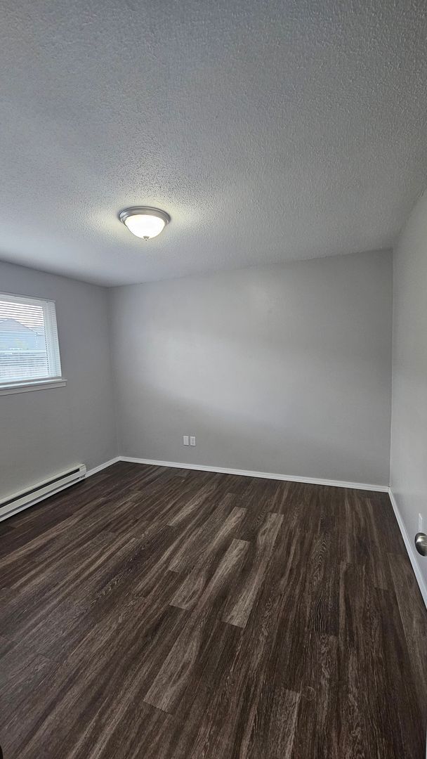 Building Photo - Beautiful Tacoma duplex 2bd 1 bath w/ 1 car garage