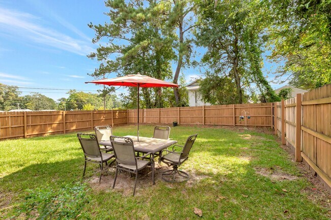 Building Photo - Spacious 4-Bedroom Charleston Home Loaded ...