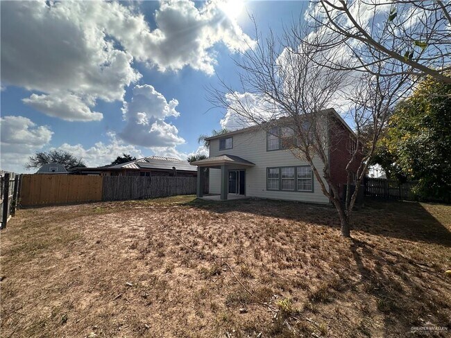 Building Photo - 19 Briarwood Dr