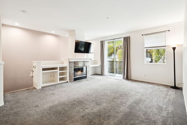 Building Photo - "Luxurious 2-Bed Condo Retreat with Fireplace & Pool Oasis in Ventura!"