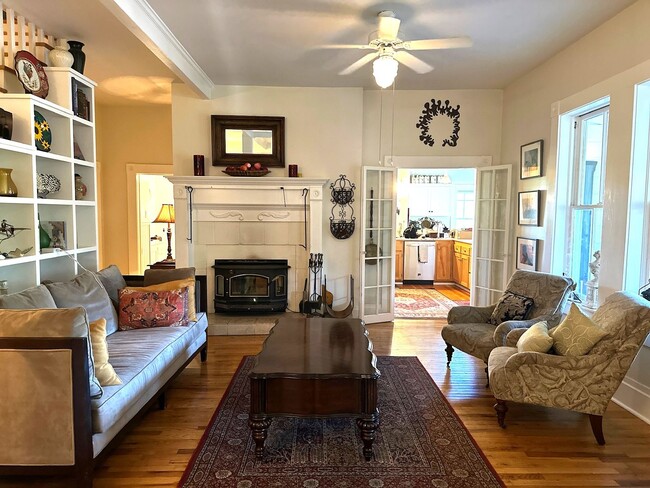 Building Photo - Vintage Home, furnished and upgraded: Occi...