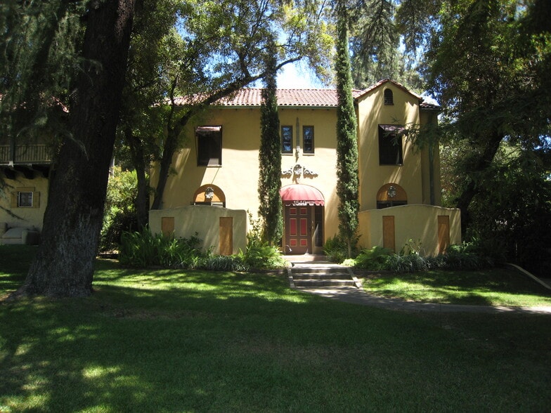 Front view - 1540 N Lake Ave