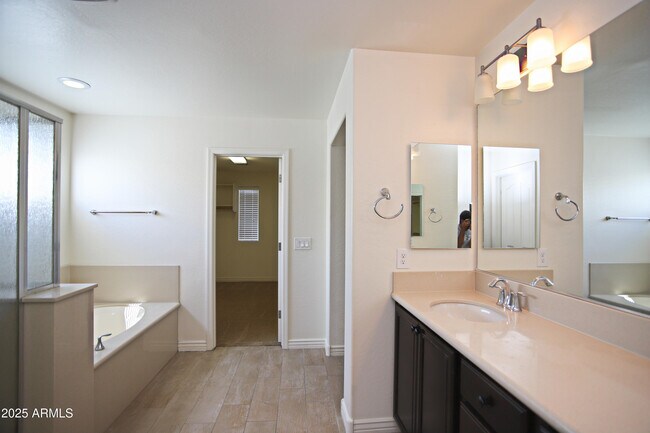Building Photo - 1087 E Ibis St