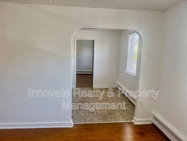 Building Photo - 400 Unruh Ave