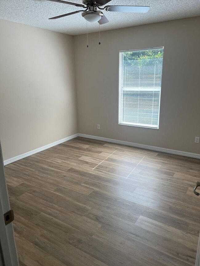 Building Photo - Spacious 3/2 with Attached 2 Car Garage in Deltona Lakes!