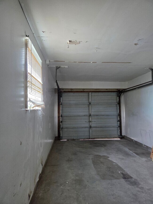 Building Photo - S. BISCAYNE & TAMIAMI TRAIL / 2 bedroom ho...