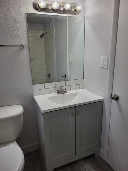 Bath - 1405 Tappan Cir