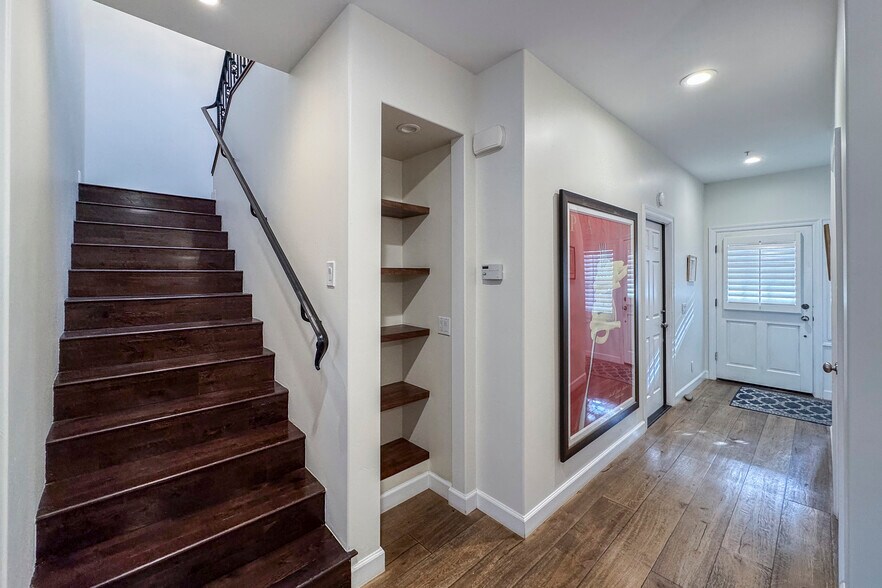 Building Photo - 4505 Carpinteria Ave