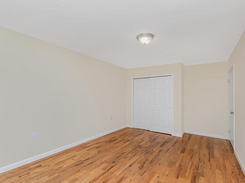 Building Photo - 1378 Bristow St