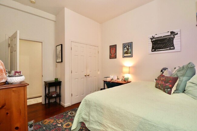 Building Photo - 1035 Washington St