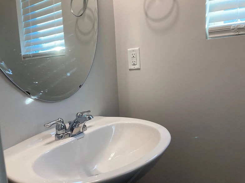 Building Photo - Room in Townhome on Hazy Hills Ln