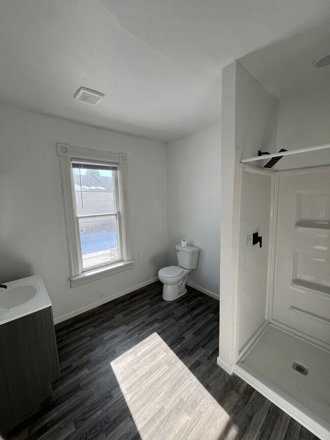 Building Photo - 4 Bedroom 2 Bath Single Family Home Available NOW!