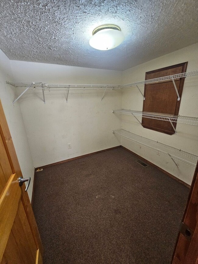 Building Photo - 3 bedroom | 1 Bathroom Home | Pets Welcome!