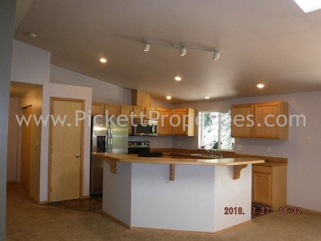 Building Photo - 2709 NE Strand Rd