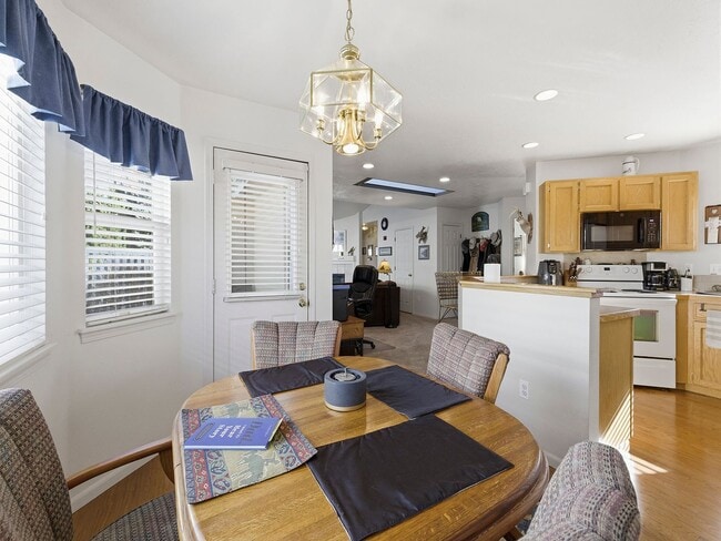 Building Photo - ? Easy Living in Loveland | Fireplace + Prime Hwy 287 Location